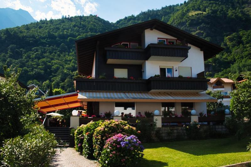 Cafe Rudi Living Bed and Breakfast Partschins Exteriör bild