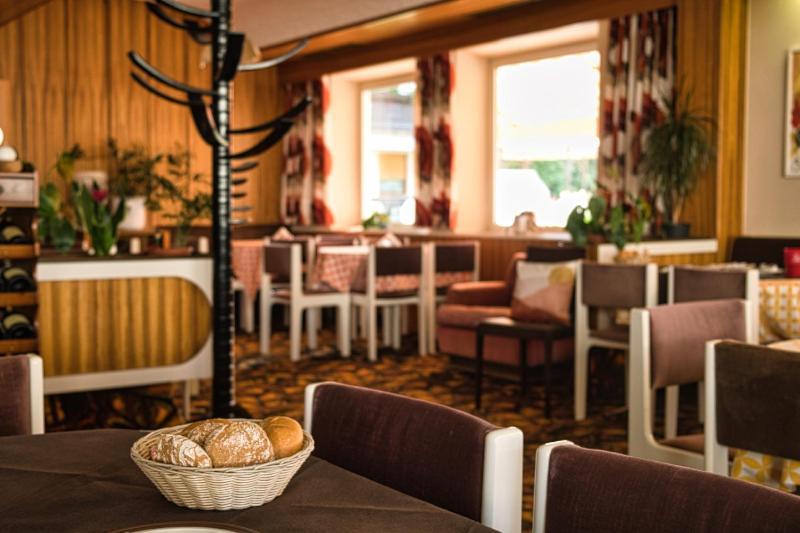 Cafe Rudi Living Bed and Breakfast Partschins Exteriör bild